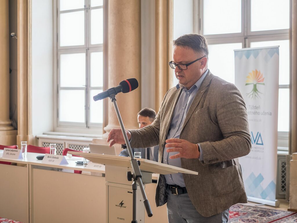 Boris Sloboda, generálny tajomník ASR, pri svojom prejave na konferencii "Zručnosti pre život."