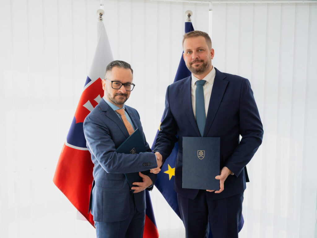 Minister zdravotníctva K. Šaško a generálny riaditeľ ASR Andrej Klimant pri podpise memoranda o spolupráci.