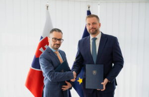 Minister zdravotníctva K. Šaško a generálny riaditeľ ASR Andrej Klimant pri podpise memoranda o spolupráci.