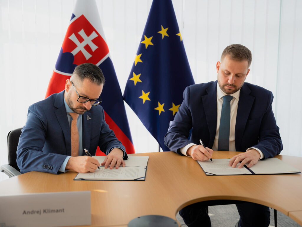 Minister zdravotníctva K. Šaško a generálny riaditeľ ASR Andrej Klimant pri podpise memoranda o spolupráci.